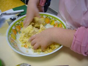 Scopri di più sull'articolo Piccoli chef con Solidarietà 90. A Correggio la 5ª di “Mani in pasta”, il corso di cucina per bambini