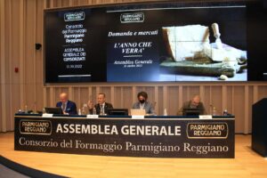 Scopri di più sull'articolo Consorzio Parmigiano Reggiano – Dati positivi del terzo trimestre 2022: +2,9% le vendite e +1,3% le esportazioni da inizio anno