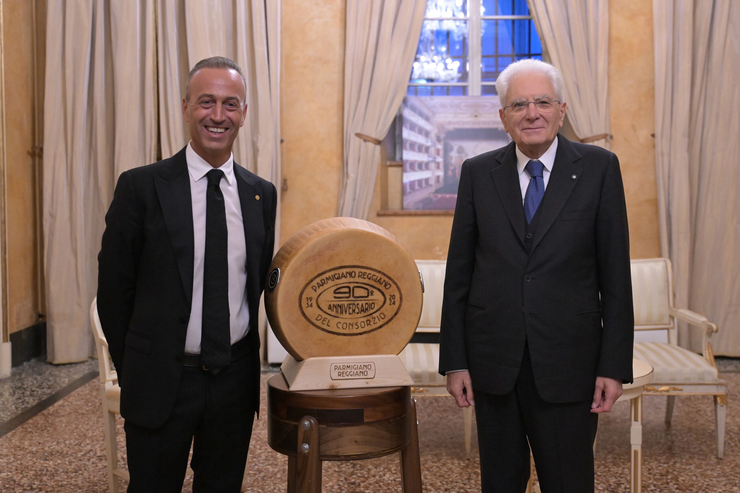 Al momento stai visualizzando Consorzio del Parmigiano Reggiano ha celebrato il 90° anniversario della fondazione con una serata speciale al Teatro Regio di Parma